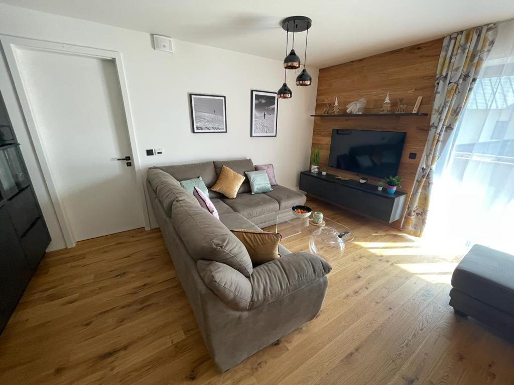 Luxusní Grand: Sauna, Ev Charging & Mountain Views Apartment